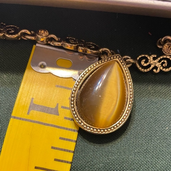 16 inch gold chain with tigers eye oval pendant. Scroll design and rhinestone - Picture 6 of 8